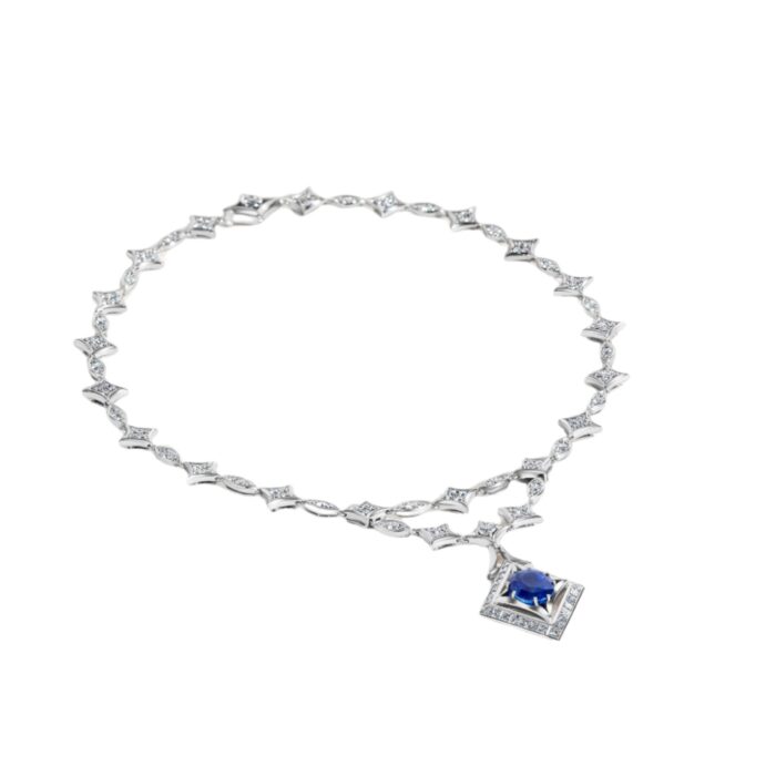 Weißgoldenes Saphir Collier mit Diamanten bei Juwelier Heiden.