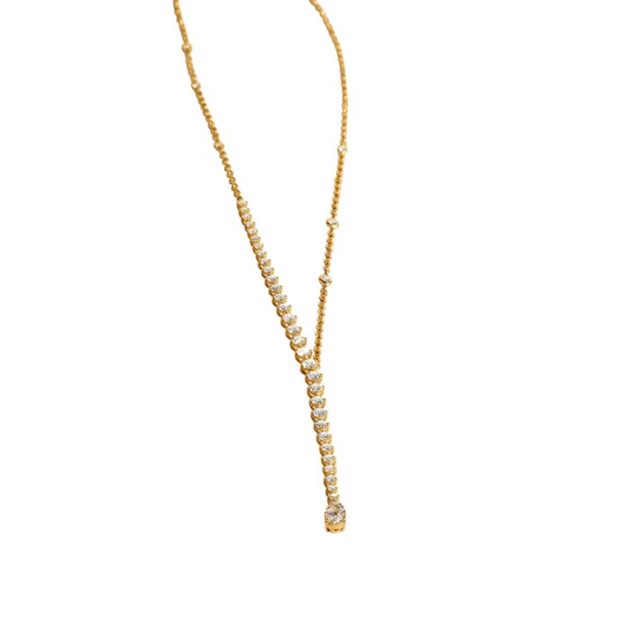 Y-Collier, in Gelbgold mit Brillanten das in den Auschnitt fällt.