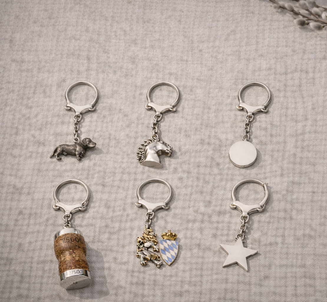 Silberwaren Auswahl: Schlüsselanhänger, bei Juwelier Heiden.